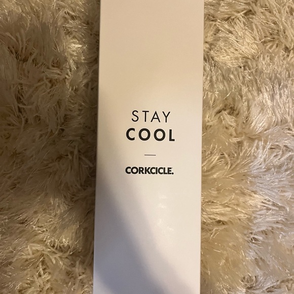 SOLD- Brand new Corkcicle Vanderbilt bottle - Picture 2 of 6
